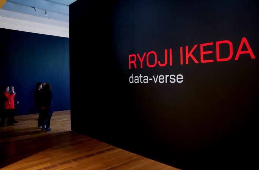 «Ryoji Ikeda: data-verse»
