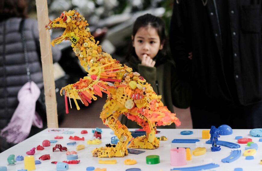 «Plastic Dinoland»: Έκθεση του Fuji Hiroshi στο Βιετνάμ