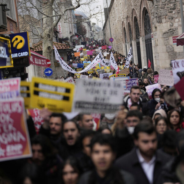 Τουρκία: Xιλιάδες διαδηλώνουν για την κράτηση του Εκρέμ Ιμάμογλου