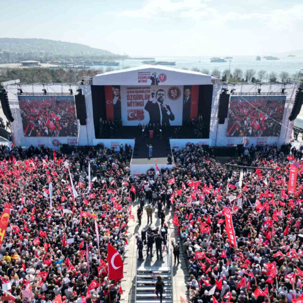 Κωνσταντινούπολη: Μαζική συγκέντρωση του CHP για τη σύλληψη Ιμάμογλουv