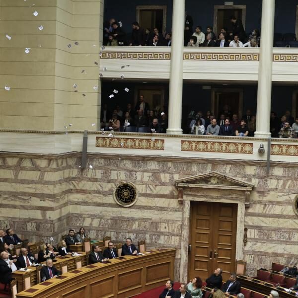 Τέμπη: Ομιλία Μητσοτάκη στη συζήτηση για την πρόταση δυσπιστίας – Πέταξαν τρικάκια:…