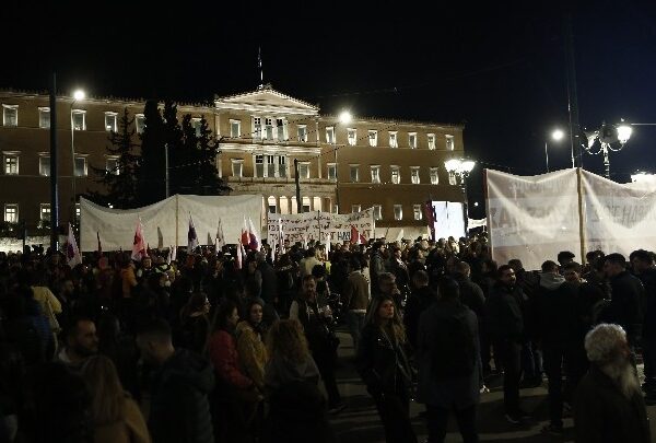 Ολοκληρώθηκε η εκδήλωση των εργατικών συνδικάτων για τα Τέμπη στο Σύνταγμα