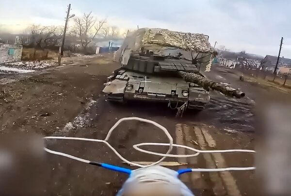 Η Μόσχα έτοιμη να συζητήσει την ειρηνευτική πρωτοβουλία ενώ ο ρωσικός στρατός…