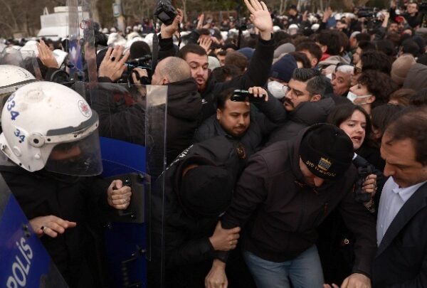 Τουρκία: Πλαστικές σφαιρες και δακρυγόνα κατά τη διάρκεια συγκέντρωσης στην Κωνσταντινούπολη