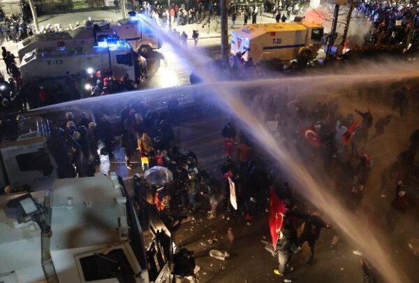 Εκρέμ Ιμάμογλου: Απομακρύνθηκε από τα καθήκοντά του ο δήμαρχος της Κωνσταντινούπολης