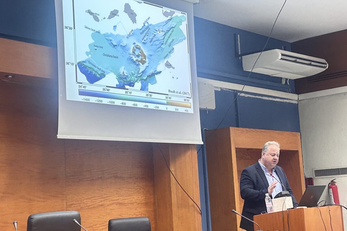 Παπαζάχος: Ποιο είναι το χειρότερο που μπορεί να συμβεί βραχυπρόθεσμα στο Ηφαίστειο της…