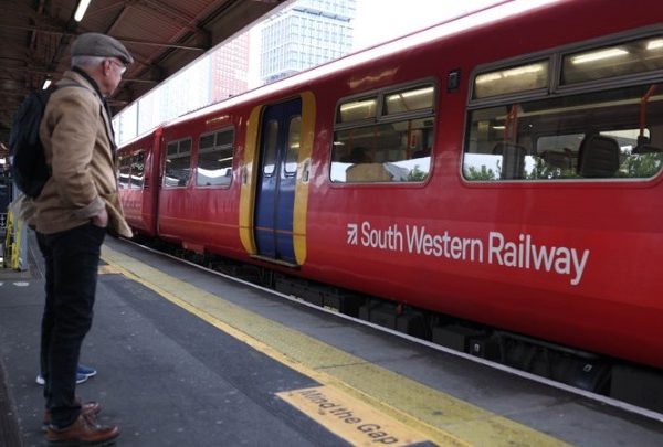 Η Βρετανία επανεθνικοποιεί τους σιδηροδρόμους