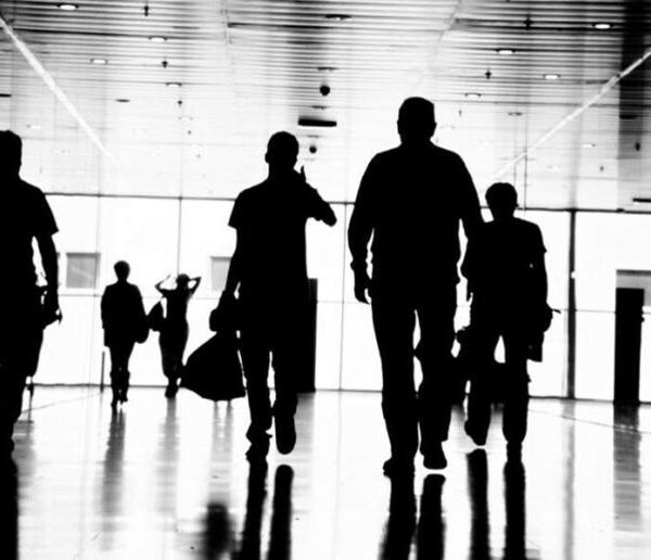 Σ. Ρομπόλης – Β. Μπέτσης / Απορρυθμίζοντας την απορρύθμιση της Αγοράς και…