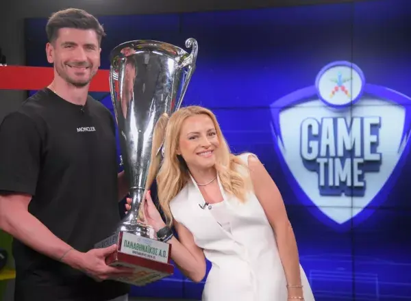 Ο Γιώργος Πετρέας με την κούπα του Πρωταθλητή στο ΟΠΑΠ&hellip;