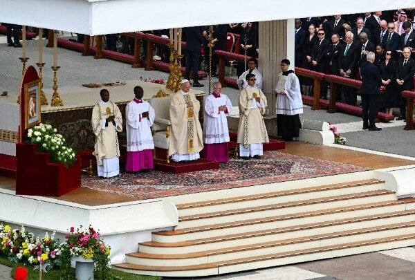 Μεγαλειώδης Τελετή Ενθρόνισης του Πάπα Λέοντα ΙΔ’ στην πλατεία του&hellip;