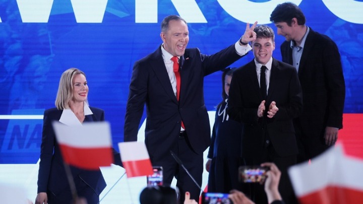 Πολωνία: Οριακή νίκη του εθνικιστή Κάρολ Ναβρότσκι στις προεδρικές εκλογές