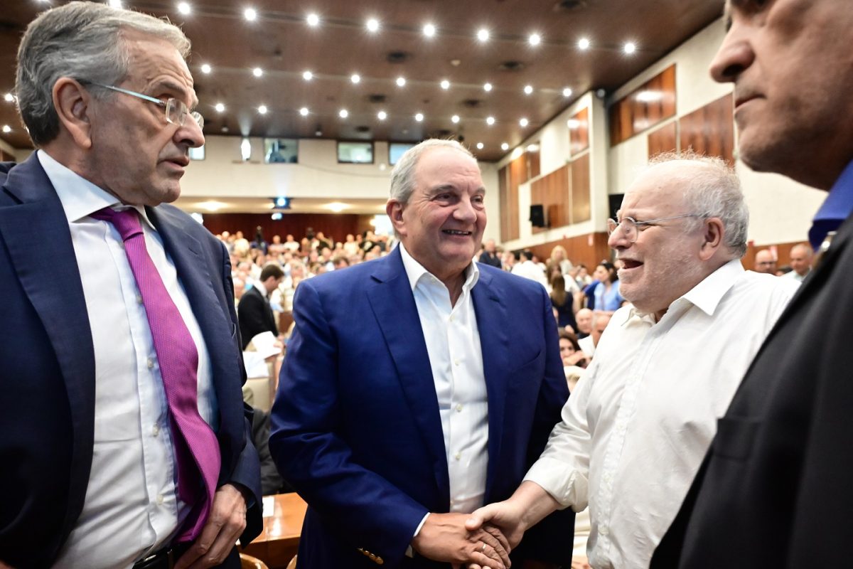 Παρέμβαση με πολιτικά μηνύματα από Καραμανλή και Σαμαρά στην παρουσίαση του βιβλίου του&hellip;