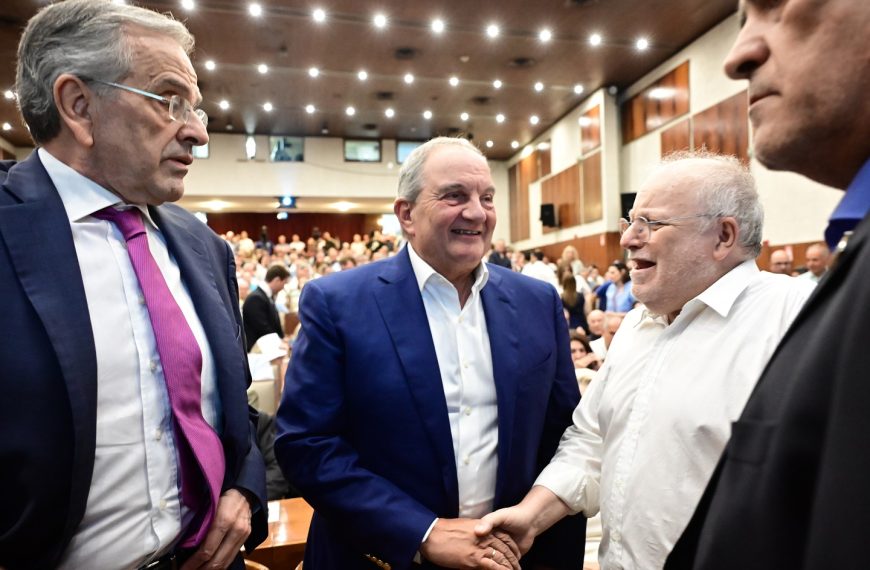 Παρέμβαση με πολιτικά μηνύματα από Καραμανλή και Σαμαρά στην παρουσίαση του βιβλίου του Σταύρου Λυγερού