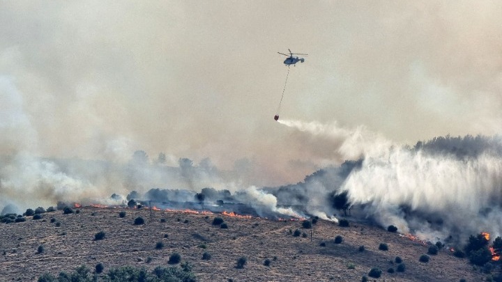Δεκάδες πυρκαγιές σε εξέλιξη: Μάχες των πυροσβεστών με τις φλόγες σε όλη&hellip;