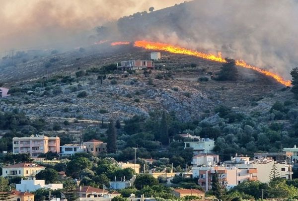Μαίνεται για τρίτη ημέρα η πυρκαγιά στη Χίο – Μάχη&hellip;