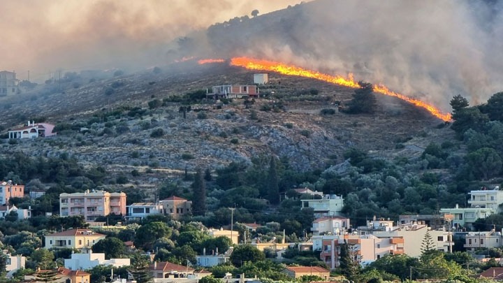 Μαίνεται για τρίτη ημέρα η πυρκαγιά στη Χίο&hellip;