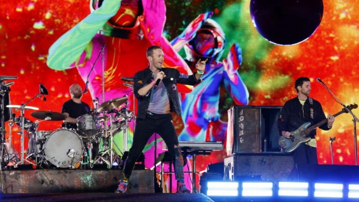 Οι Coldplay επανακυκλοφορούν τα άλμπουμ τους σε βινύλια από ανακυκλωμένα πλαστικά μπουκάλια