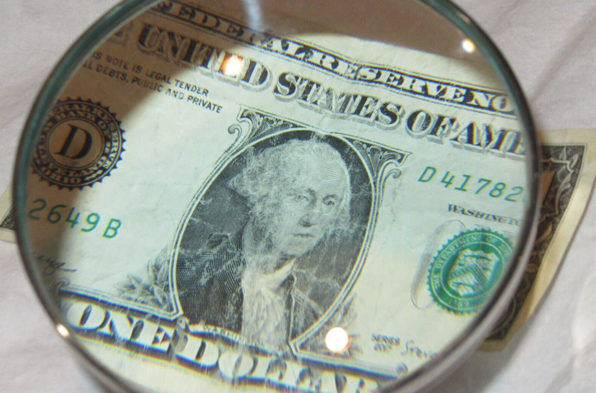 Το δολάριο σε ελεύθερη πτώση: Η χειρότερη εξαμηνιαία επίδοση από το 1973