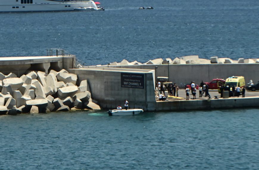 Πτώση ιδιωτικού ελικοπτέρου στη θαλάσσια περιοχή της Βουλιαγμένης