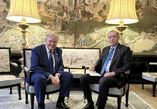 Τετ-α-τετ του «απομονωμένου» Ερντογάν με τον Τραμπ με φόντο τη&hellip;