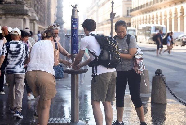 Πρωτοφανές κύμα καύσωνα «καίει» τη Δυτική Ευρώπη – «Βράζει» η&hellip;