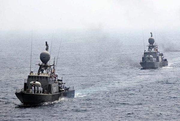 Το Ιράν εξετάζει το κλείσιμο των Στενών του Ορμούζ