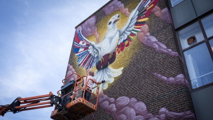 Γκράφιτι: Ένα λευκό περιστέρι στη Χάγη ενόψει της Συνόδου Κορυφής του ΝΑΤΟ