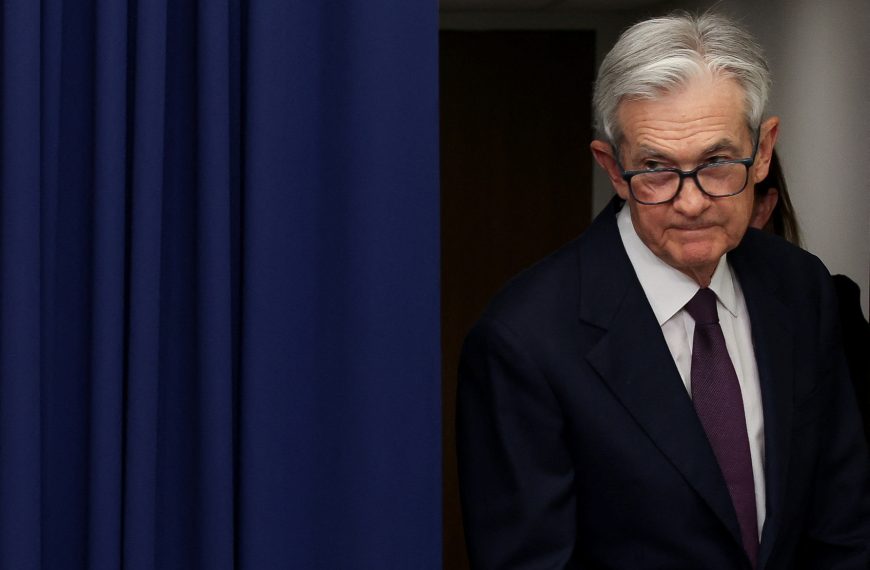 Η Fed δεν μειώνει τα επιτόκια – Κόβει τις προβλέψεις για ανάπτυξη και προειδοποιεί για πληθωρισμό λόγω Τραμπ