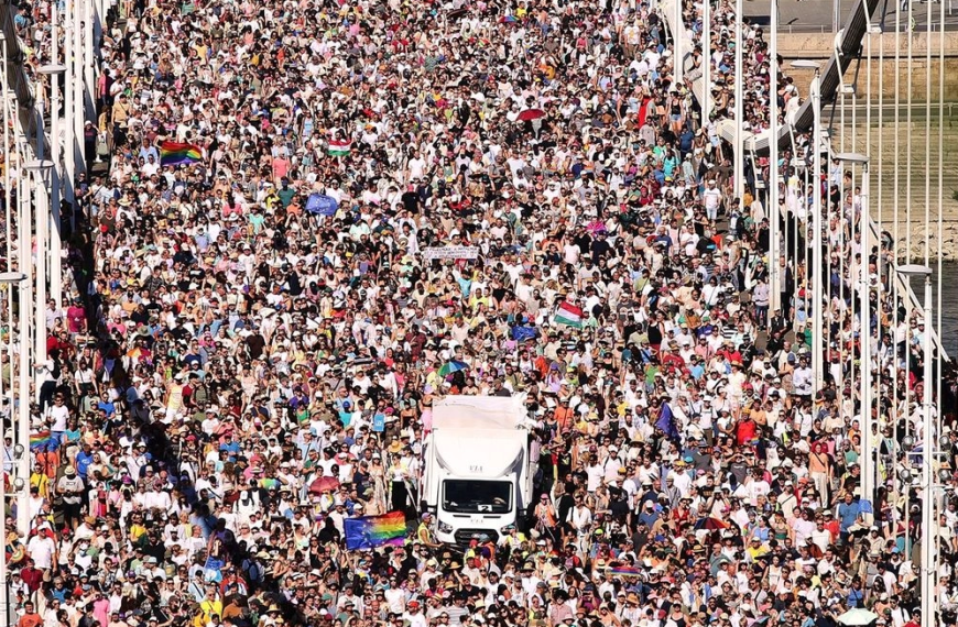 Μαζική πορεία υπερηφάνειας στη Βουδαπέστη: Δεκάδες χιλιάδες αψηφούν την απαγόρευση και στέλνουν μήνυμα υπέρ των δικαιωμάτων