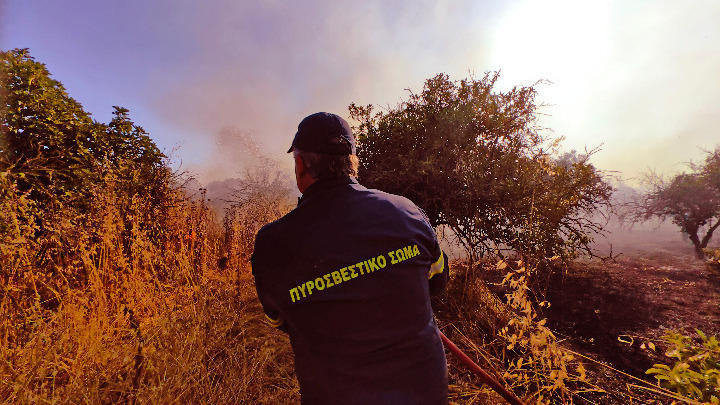 Μάχη με τις φλόγες στην Παλαιά Φώκαια: Εκκενώσεις&hellip;