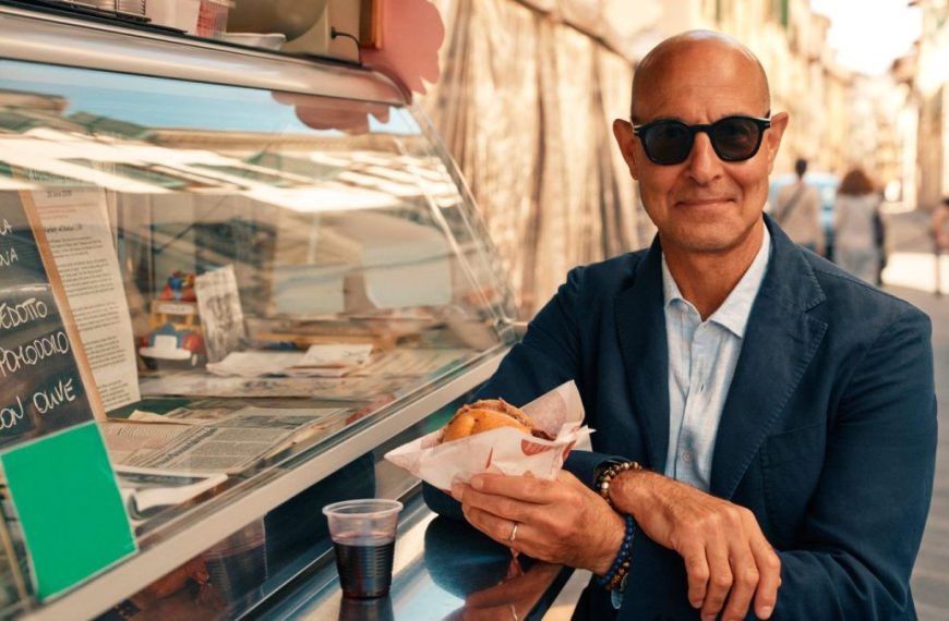 Ο Στάνλεϊ Τούτσι ξαναβρίσκει την Ιταλία του – και την κάνει τηλεόραση