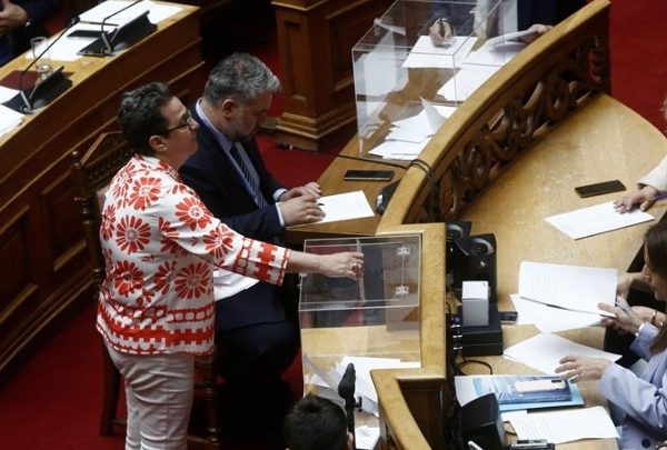 Κοινοβουλευτική θύελλα για το σκάνδαλο ΟΠΕΚΕΠΕ: Ψηφοφορία-οπερέτα και αποχώρηση της&hellip;