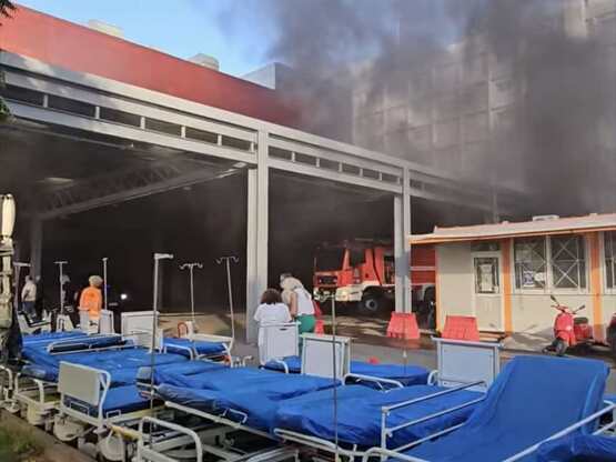Πάτρα: Εκκενώνεται λόγω της φωτιάς το νοσοκομείο «Άγιος Ανδρέας»