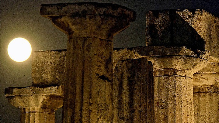 Αυγουστιάτικη Πανσέληνος 2025: Δωρεάν είσοδος και πολιτιστικές εκδηλώσεις σε αρχαιολογικούς χώρους