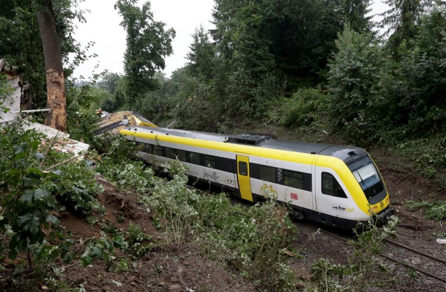 Τραγωδία στη Βάδη-Βυρτεμβέργη: Εκτροχιασμός τρένου με νεκρούς και τραυματίες – Επιχείρηση διάσωσης&hellip;