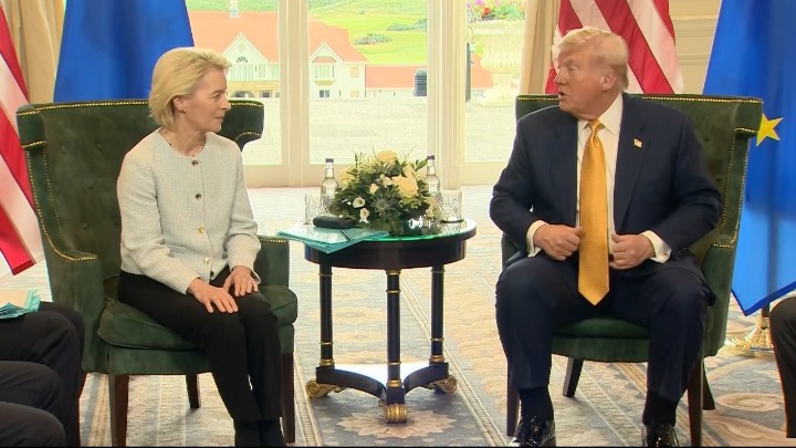 Ο Τραμπ ανακοίνωσε «τη μεγαλύτερη εμπορική συμφωνία» με…