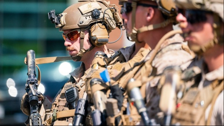 Ο Τραμπ στέλνει αμφίβια αρμάδα με χιλιάδες πεζοναύτες ανοικτά της Βενεζουέλας