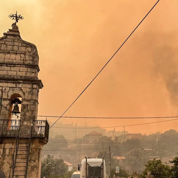 Μάχη με τη φωτιά στη Ζάκυνθο – Εκκενώσεις, καταστροφές και&hellip;