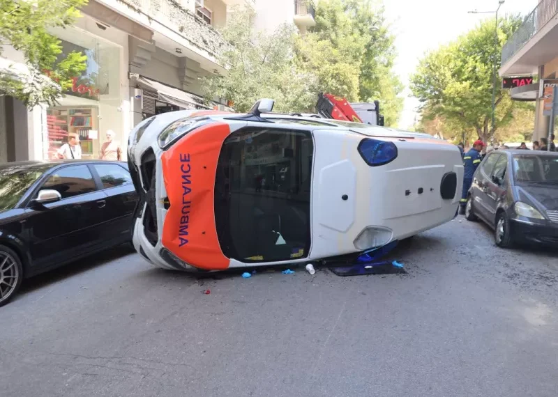 Γουδί: Νεκρός ο ασθενής από την ανατροπή ασθενοφόρου