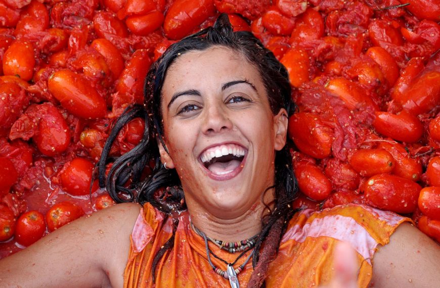 La Tomatina: Το Φεστιβάλ της ντομάτας στην Buñol