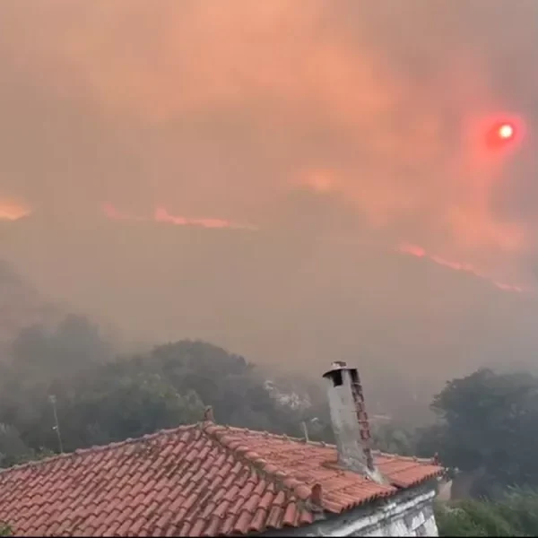 Μεγάλη φωτιά στη Βόρεια Ήπειρο – Κίνδυνος εξάπλωσης στην Ελλάδα