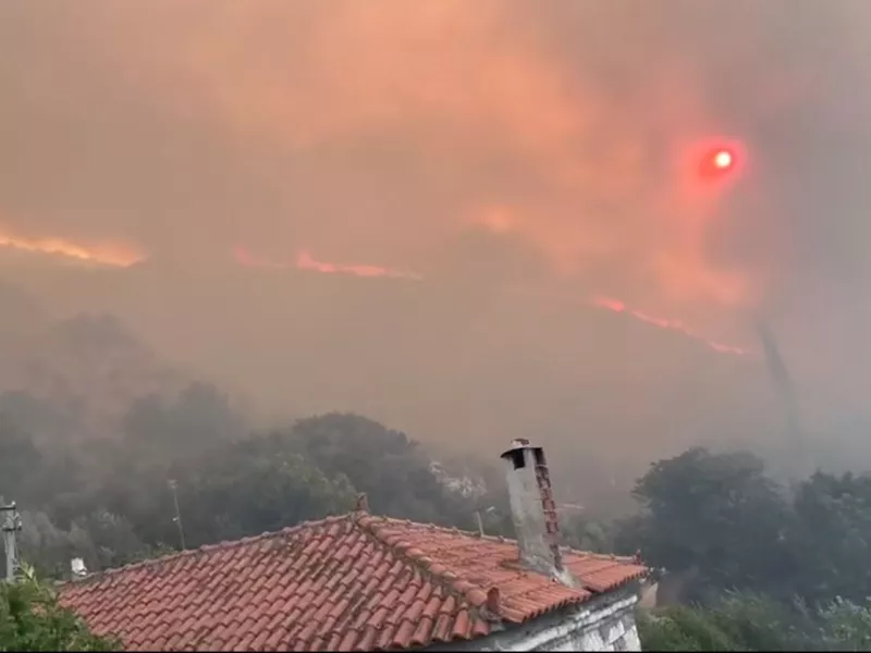 Μεγάλη φωτιά στη Βόρεια Ήπειρο – Κίνδυνος εξάπλωσης στην Ελλάδα