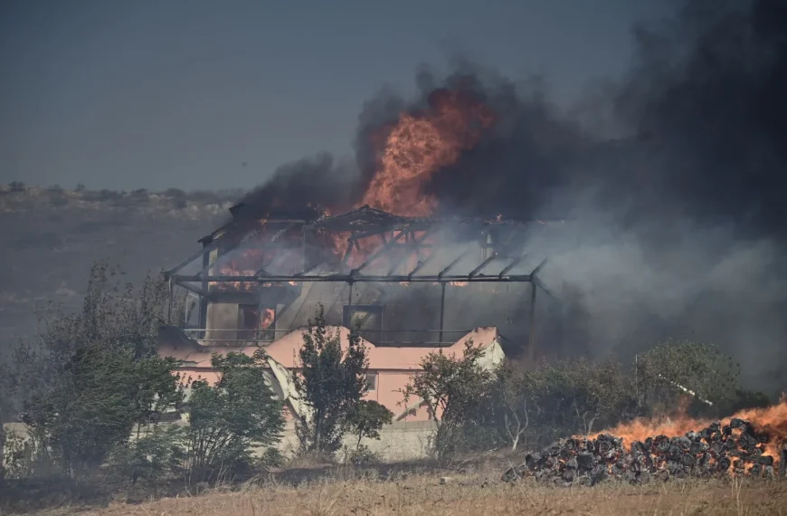 Μαίνεται η φωτιά στην Κερατέα: Ένας νεκρός, καμένα σπίτια και συνεχείς εκκενώσεις