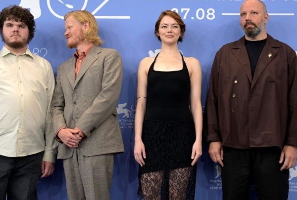 Βενετία: Ο Γιώργος Λάνθιμος με παλαιστινιακή καρφίτσα στο 81ο Φεστιβάλ