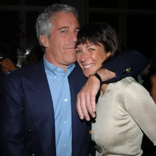 Γκισλέιν Μάξγουελ: «Δεν είδα καμιά ανάρμοστη συμπεριφορά από τον Τραμπ&hellip;