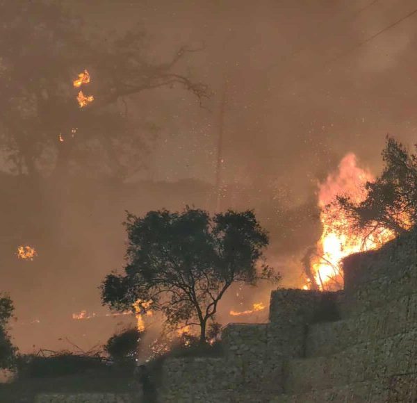 Πύρινη κόλαση στην Αχαΐα – Τρία μέτωπα γύρω από την&hellip;