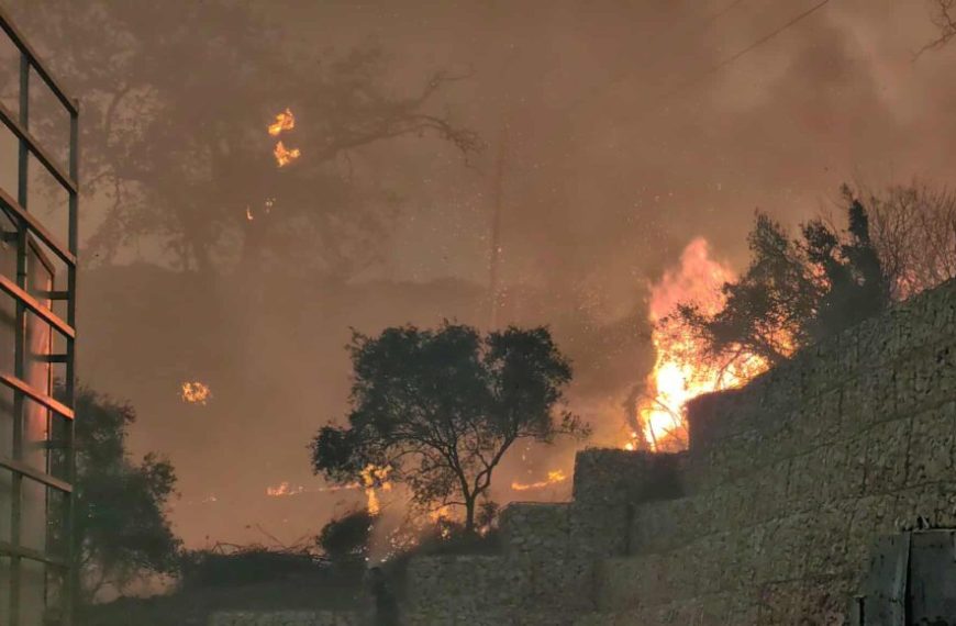 Πύρινη κόλαση στην Αχαΐα – Τρία μέτωπα γύρω…