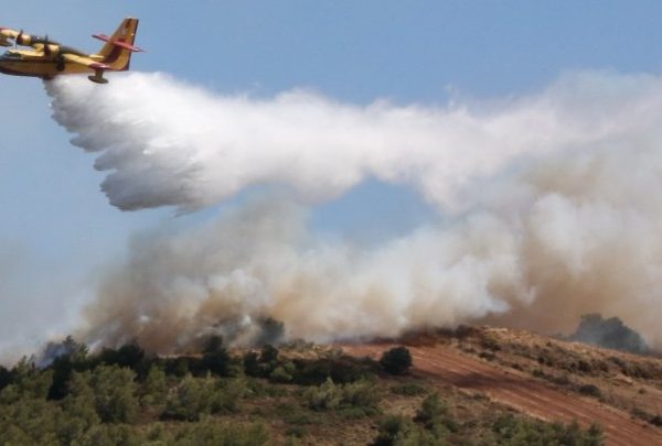 Σε ύφεση οι πυρκαγιές στην Κερατέα Αττικής και το Χελιδόνι&hellip;