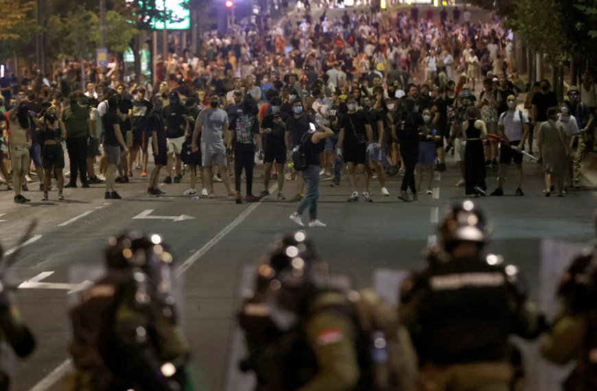 Σερβία: Μαζικές διαδηλώσεις κατά της κυβέρνησης – Καταγγελίες για αστυνομική βία και δεκάδες τραυματίες