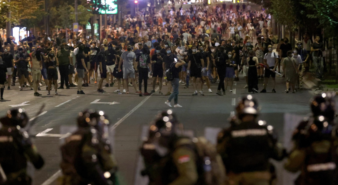 Σερβία: Μαζικές διαδηλώσεις κατά της κυβέρνησης – Καταγγελίες για αστυνομική βία και δεκάδες…